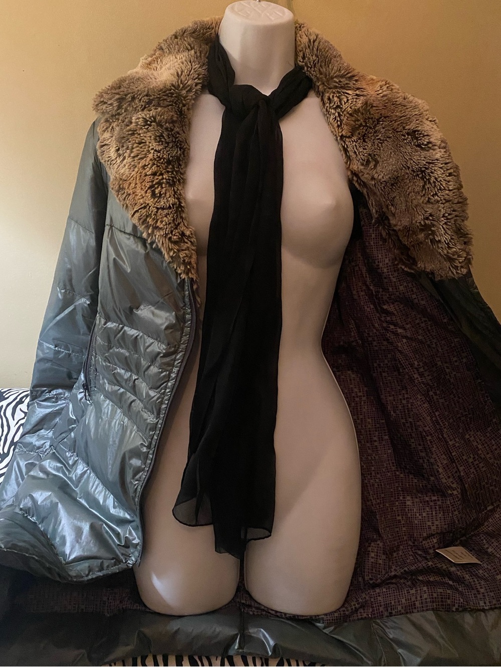 Stylish Green Puffer Coat with Plush Faux Fur Collar